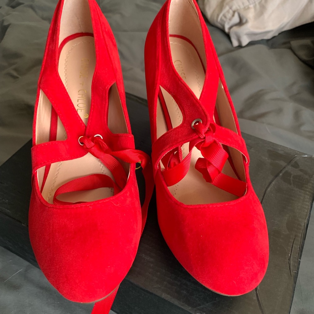 Chase & Chloe red suede pumps